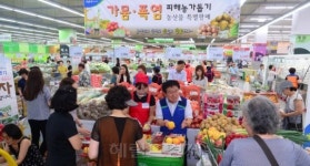 [헤럴드포토] ‘가뭄폭염 피해농가 농산물 판매에 나선 김병문 대표이사 ’