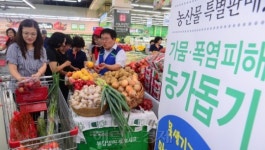 [헤럴드포토] ‘가뭄폭염 피해농가 농산물 판매 ’