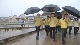 [포토뉴스] 장마철…주말 잊은 행자부 장관