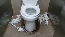 [뉴스탐색] 휴지통 없앤 지하철 화장실…바닥엔 휴지 ‘수북’