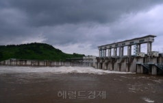 [헤럴드포토] ‘먹구름 낀 군남홍수조절지…’
