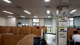 [카공족의 반격①] “대기시간 2시간, 30도 푹푹 찌는 도서관서 공부하라구요?”