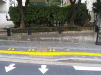 신호등 앞에선 ‘노란발자국’에 서세요~