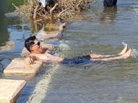 소양강 방류 늘어나 경춘자전거길 라이더들 첨벙거리며 자전거주행