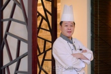 [2017 코릿-맛을 공유하다] 중식당 도원 스토리 ① “정통 중화요리의 맥을 잇는다”…셰프와 함께 한 ‘도원의 41년’