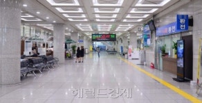 [헤럴드포토] ‘한산한 인천항 제1국제여객터미널 대합실’