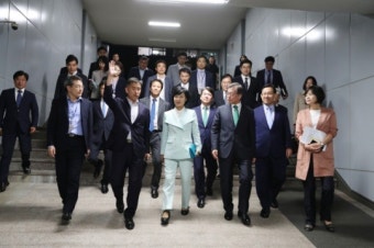 文대통령-여야 4당대표 靑만찬회동 종료…2시간15분 진행