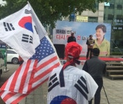 朴 구속 만료 앞두고 ‘철야농성장’으로 바뀐 서초동
