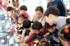 [생생코스닥] 환경도 생각하고 약속도 지키고…바텍의 ‘색다른 크리스마스트리’ 눈길