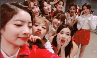 아이유 3년만에 되찾은 ‘올해를 빛낸 가수’ 1위…트와이스ㆍ방탄소년단 2ㆍ4위