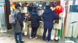 ‘새해에도 혼밥’…컵밥에 빠지다
