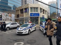 [포토뉴스] 주차장 놔두고 길막은 경찰차