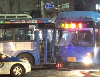 서울 수유사거리 교차로서 버스 충돌…21명 다쳐