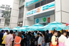 ‘떡볶이 인기 최고’…베트남 입맛 사로잡은 국산 편의점