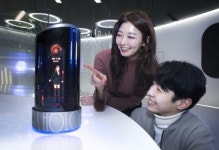 영화 ‘her’가 현실로…SKT, 홀로그램AI 아바타 ‘홀로박스’ 선봬