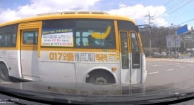 “이거 살인미수 아냐”…시내버스, 신호무시 질주 ‘대형참사 날 뻔’