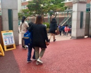 ‘워킹맘 아닌게 죄?’ 등교지도ㆍ대청소ㆍ급식 ‘동원’되는 다둥이맘들