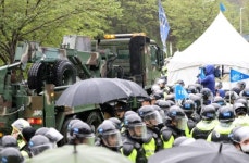 국방부, 성주 사드기지에 덤프트럭 등 22대 반입…사드 반대단체 강제해산