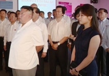 리설주, 김정은 팔짱 끼고 민소매 입고…방중 일정 상세히 보도