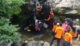 양평 승용차 계곡 추락사고, 내리막길 커브서 그대로 떨어진듯