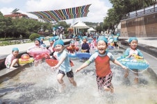 “멀리 왜 가요?…동네 물놀이장도 좋은데”