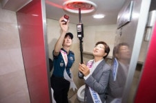 김미경 은평구청장, 공중화장실 불법촬영장비 직접 점검