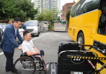 장애인 승차 도와주는 중랑구청장