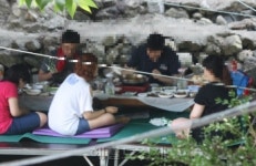 [휴가철 꼴불견]한철장사?…계곡마다 ‘평상대여’ 불법영업 판친다