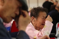 업어주고, 러브샷하고, 눈물 짓고…이산상봉 단체상봉