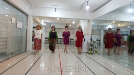 [6070 시니어모델 연습 현장]내 나이 일흔에 낸 용기…“인생이 무대위 워킹 같더라”