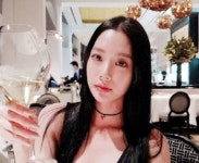 섹시에서 청초로?…클라라 근황, 와인 한잔의 여유