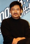 주윤발 “한달 11만원으로 생활…전재산 8000억원 사회 환원할 것”