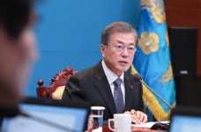 文 대통령 “靑 직원들, 엄격 윤리·도덕 따라 처신해야” 경고