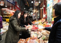 중랑구 공무원, 설 명절앞두고 전통시장서 장보기