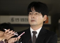 탁현민 사표 수리…“지난 일에 대한 평가 달게 받겠다”