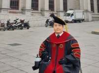 ‘인간승리’ 가수 김혁건, 전신마비 딛고 박사 학위…3월엔 법무대학원 진학