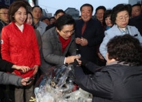 새벽시장 가서 김밥 먹은 황교안…‘서민대변 이미지 정치’ 시동