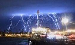 공포영화가 현실로?…美 LA 기묘한 천둥번개 관측