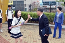 [포토뉴스] 이재정, 광교중 학생과 아침인사