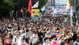서울퀴어문화축제, 7만명 참여…무지개로 서울광장 물들이다