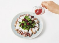 비린내 잡아주고 식욕 돋워주는 ‘산딸기 문어숙회’