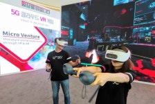 5G 콘텐츠 확보戰 불꽃 경쟁…LGU+, 5G 클라우드 VR게임 승부_