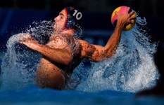 [스포츠 이색記] ② 공 던지기도 바쁜데 노출 걱정까지, 수구