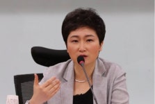 “파시즘 운동 따라하나”…이언주, 지자체 ‘노 재팬 깃발’ 비판