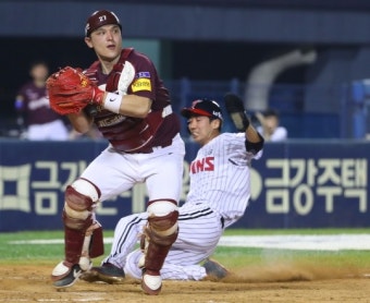 “또 맞혔다”…도마 위에 오른 박동원의 ‘과격 스윙’
