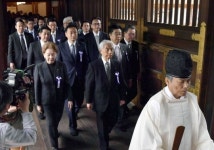 日의원 98명 야스쿠니 집단참배…각료 2명도 재개