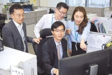 방문규 수출입은행장, 부산지점서 일일사원 체험