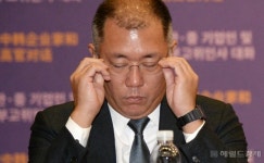 [헤럴드pic] 안경 고쳐 쓰는 정의선 현대차 부회장