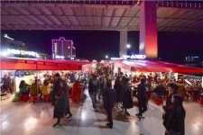 옮겨도 잘될까 걱정했던 여수낭만포차 손님들로 바글바글