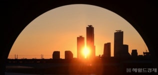 [헤럴드pic] ‘빌딩 숲속 일출’